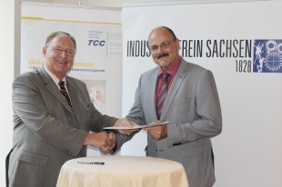 v.l.: Prof. Dr.-Ing. Hans J. Naumann, Präsident des Industrievereins Sachsen 1828 e.V. und Dr.-Ing. Jenz Otto, Geschäftsführer der Technologie Centrum Chemnitz GmbH