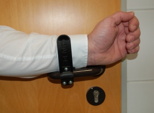 Mit dem Aufsatz lassen sich die Türen der öffentlichen Bereiche im TCC nun ohne Handberührung öffnen und schließen