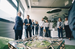 Prof. Uwe Götze (l.) und Wirtschaftsminister Martin Dulig (2.v.l.) im TUClab