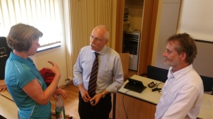 Dr. Alexander von Ardenne (M.) und Dr. Michael Zeuner (r.) im Gespräch mit Gästen der Veranstaltung (Foto: Zauberberg Medien)