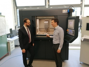 Wissenschaftsminister Sebastian Gemkow im Gespräch mit Markus Dittrich, Geschäftsführer der Novajet GmbH