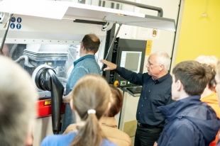 Betreuer der Mathe-Olympiade zu Gast bei der 3D Microprint GmbH. Foto: M. Chlebusch / Zauberberg Medien