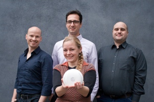 Das Corant-Team mit dem Luftanalysator air-Q