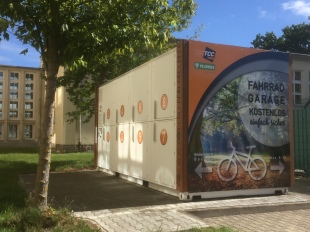 16 Fahrräder und E-Bikes können im VELOBRIX an der Annaberger Straße sicher und trocken parken.