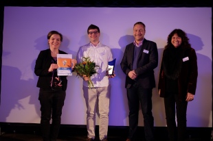 Jens Weber (2.v.r.) kürte den Zweitplatzierten in der Gruppe der Studierenden Abdallah Mola